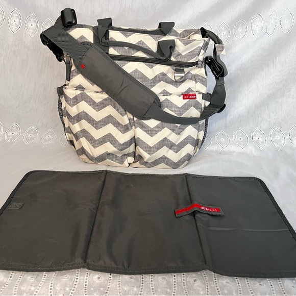 Skip Hop Duo Signature Diaper Bag, Chevron - Picture 8 of 11